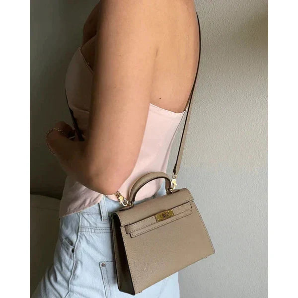 פאולה™ | תיק מעוצב עם פרטים אלגנטיים בצבע זהב