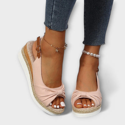 סנדלים אורטופדיים עם רצועות מתכוונות לנוחות מקסימלית