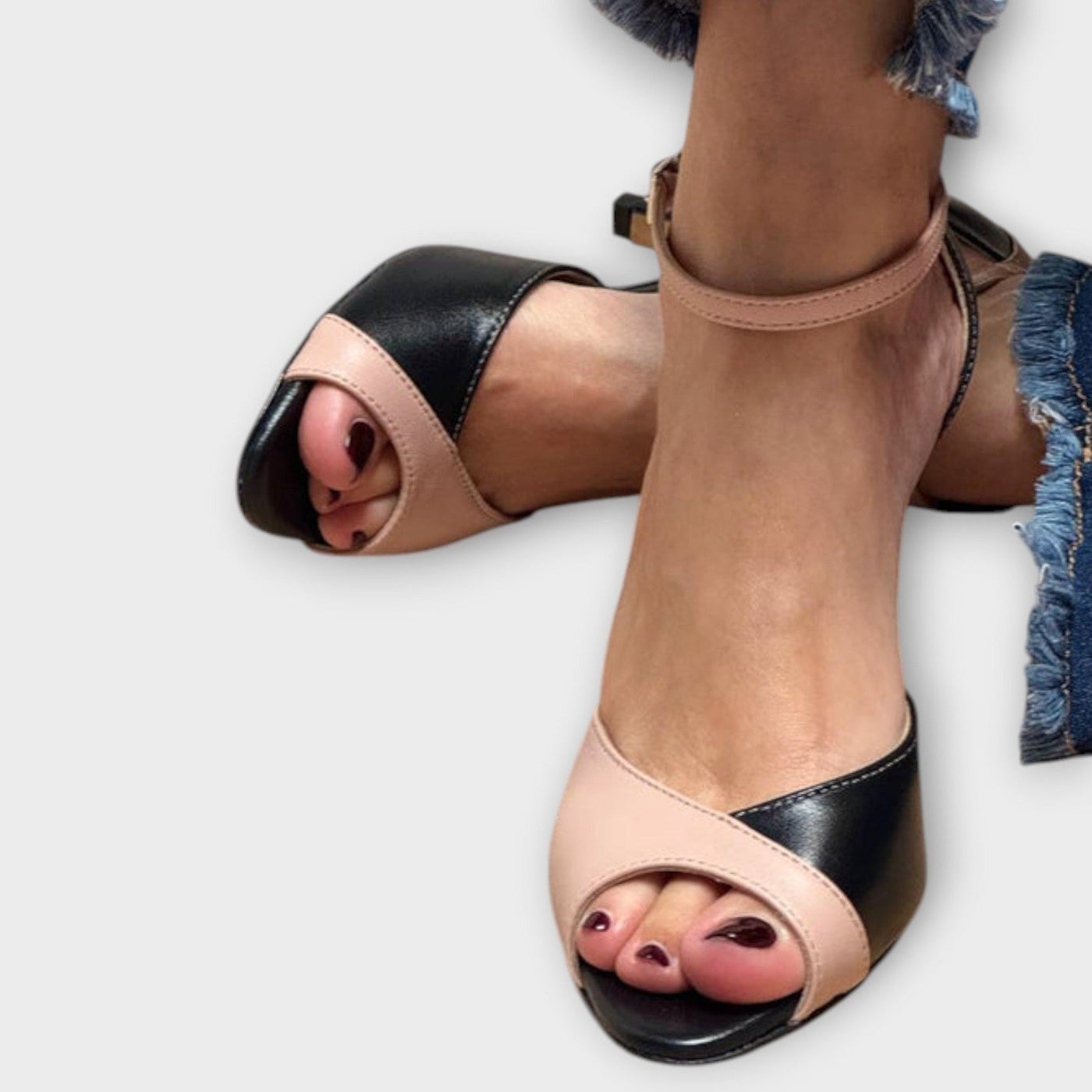 נואלה™ | דקולטה אלגנטית עם רצועה