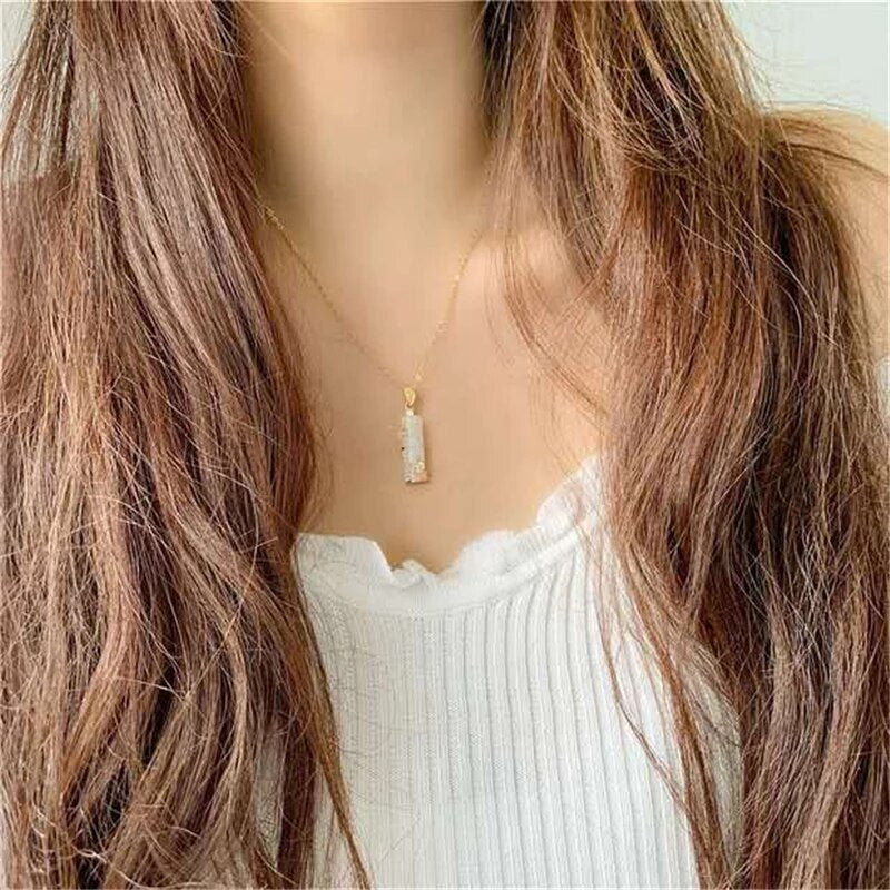 תליון ג'ייד בעיצוב מינימליסטי - סמל לריפוי ושגשוג