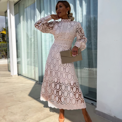 נשיות מעודנת עם שמלות תחרה מבריקות