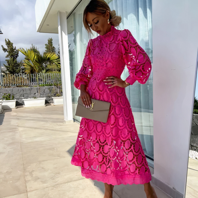 נשיות מעודנת עם שמלות תחרה מבריקות